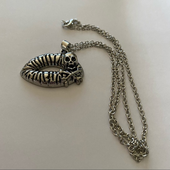 NEW lips skull pendant necklace - Picture 2 of 4